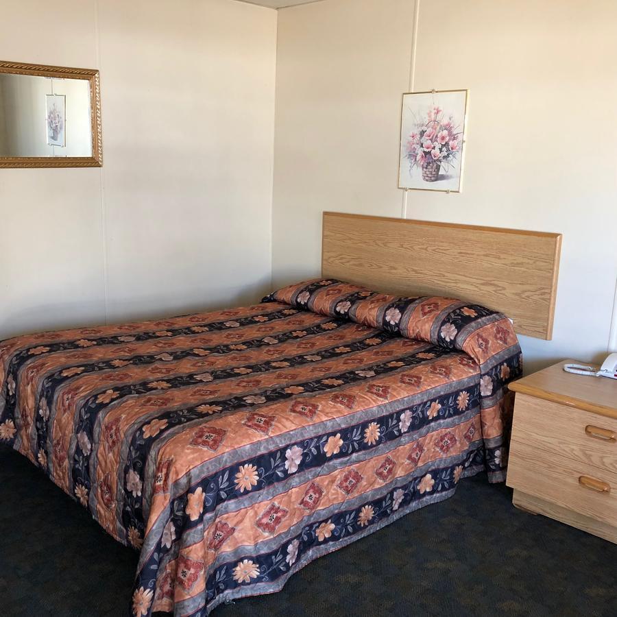 Innisfail Bluebird Motel מראה חיצוני תמונה