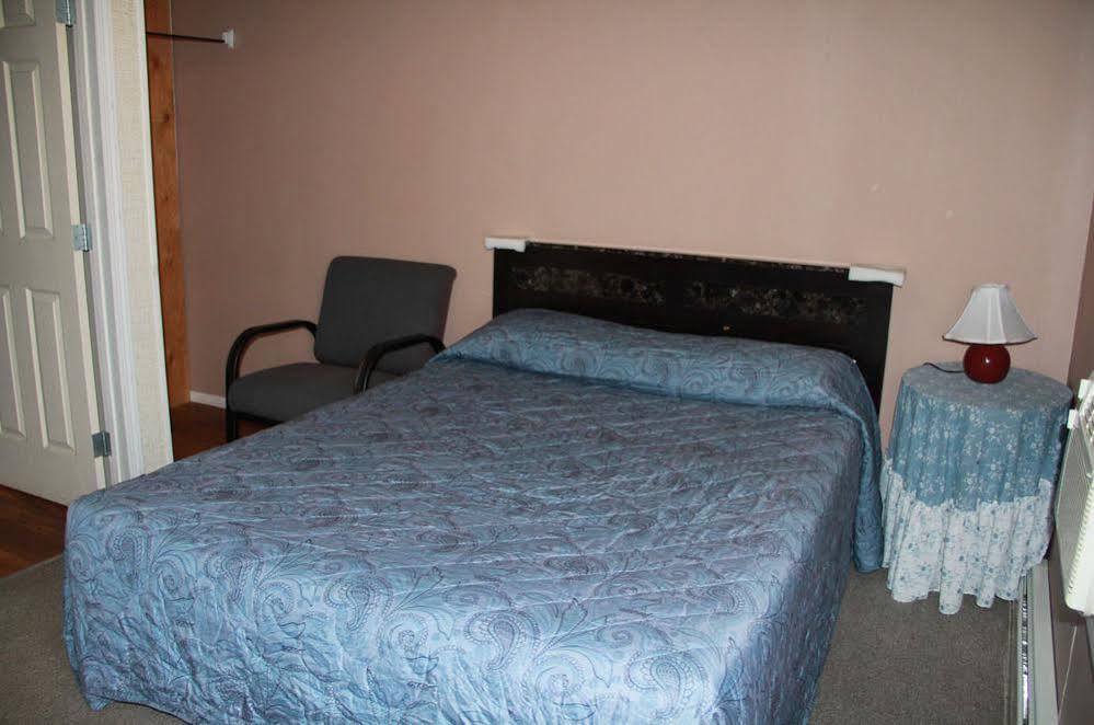 Innisfail Bluebird Motel מראה חיצוני תמונה
