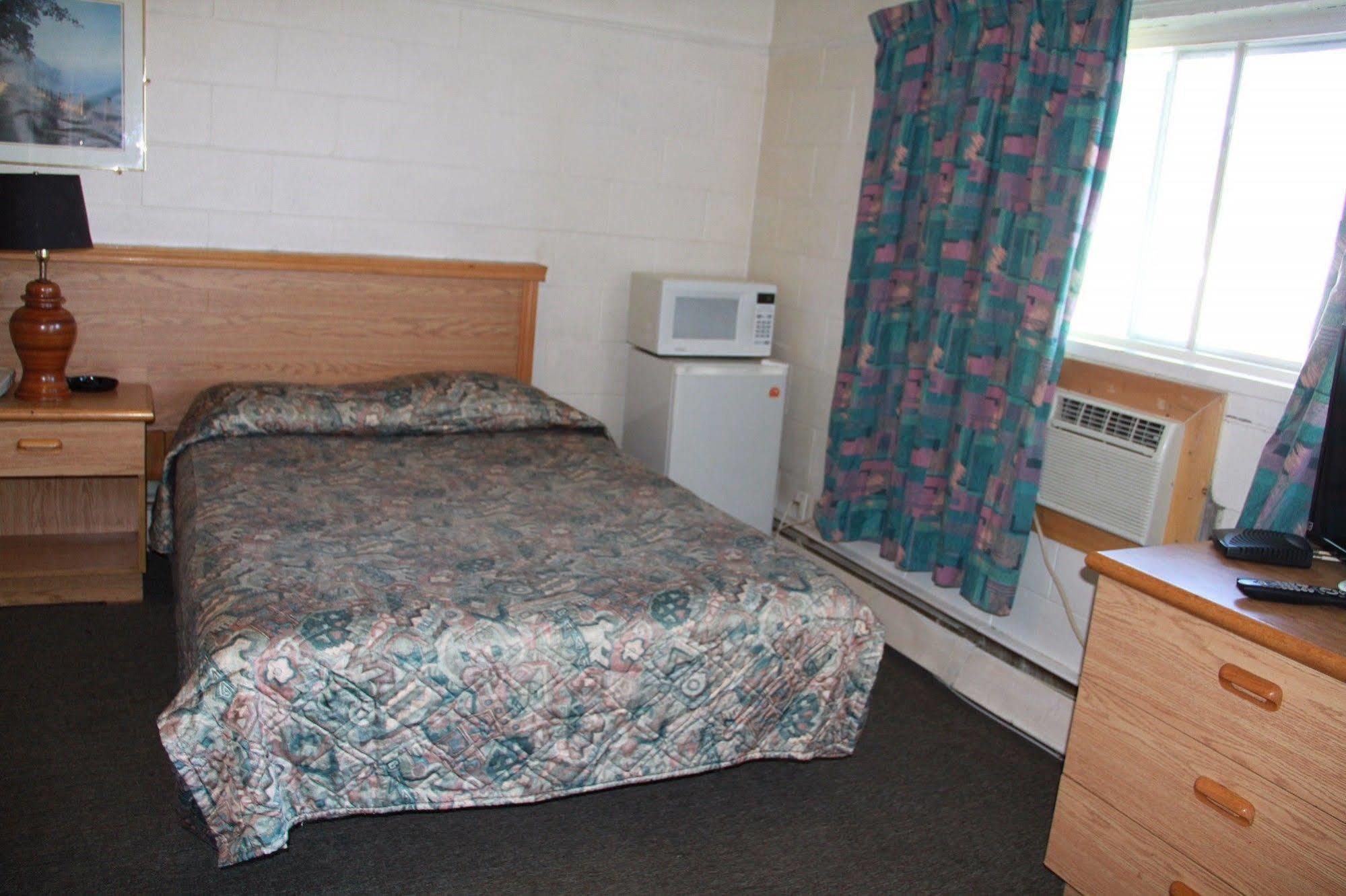 Innisfail Bluebird Motel מראה חיצוני תמונה
