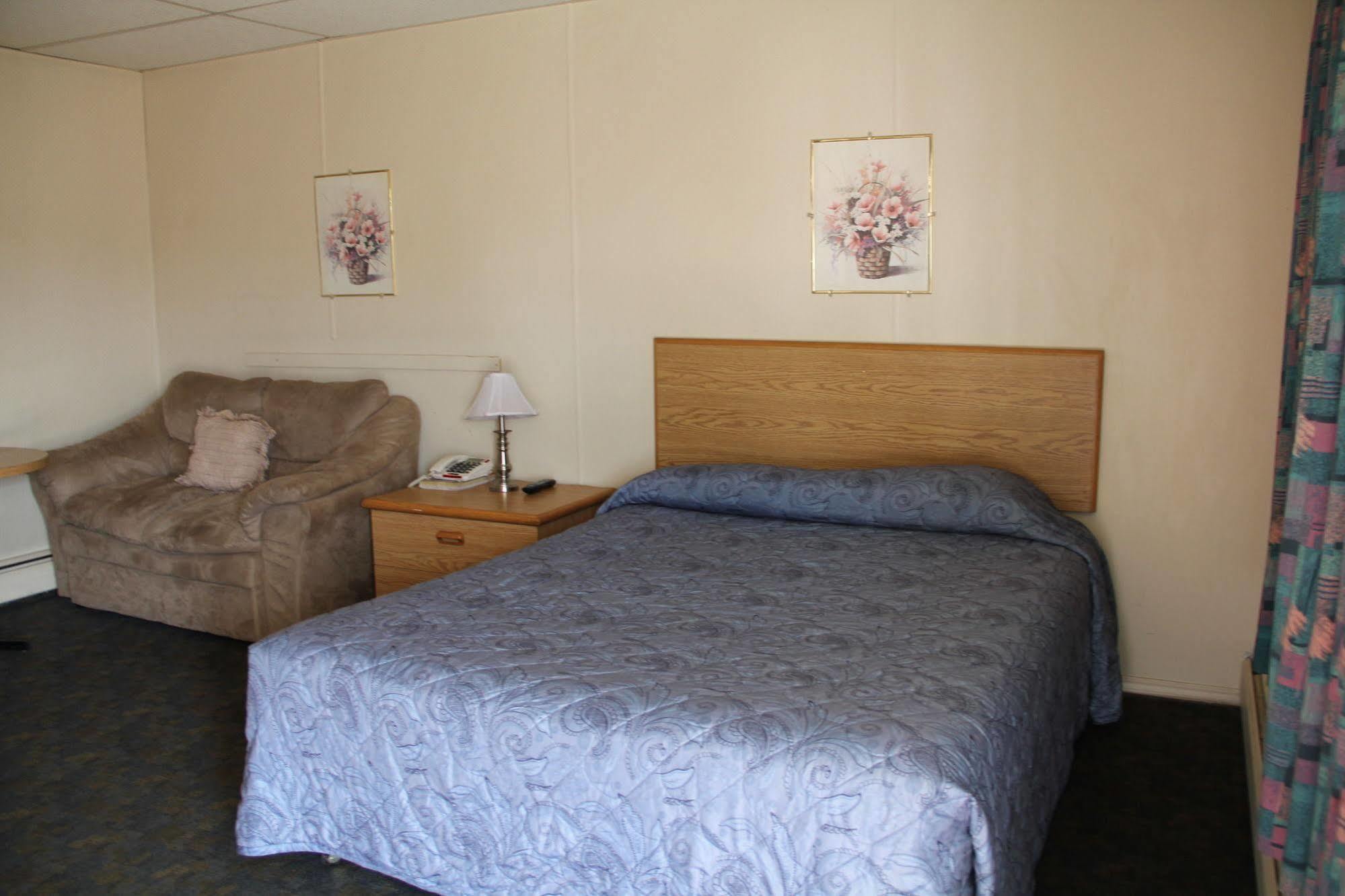 Innisfail Bluebird Motel מראה חיצוני תמונה