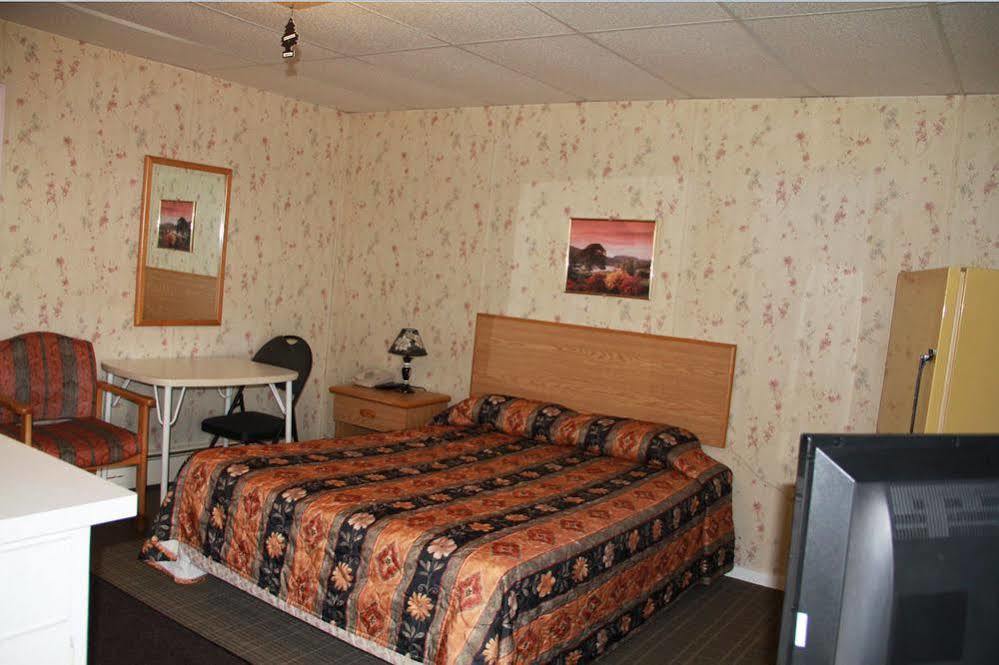 Innisfail Bluebird Motel מראה חיצוני תמונה