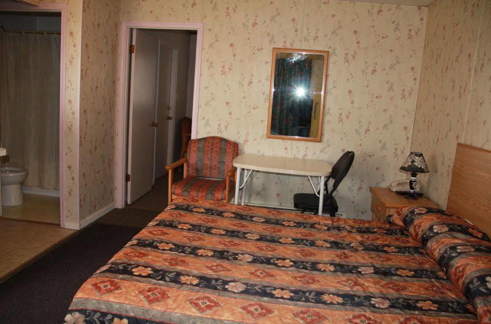 Innisfail Bluebird Motel מראה חיצוני תמונה