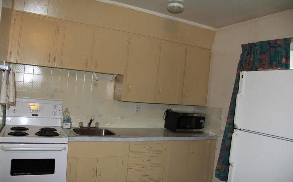 Innisfail Bluebird Motel מראה חיצוני תמונה